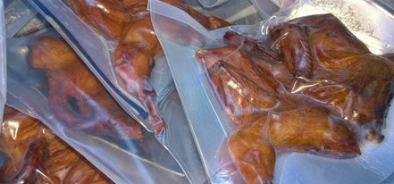 Копченые куриные окорочка из магазина - что может быть тривиальней... куриные окорочка в вакуумной упаковке
