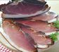 Тонкие кусочки копченого мяса порезанное копченое мясо