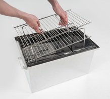 Решетки ставятся на поддон и затем наполняются продуктами. решеток в коптильне Бергманн Эксперт